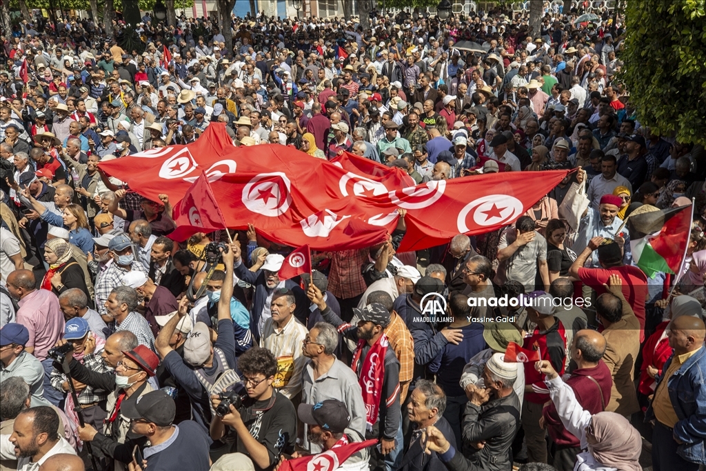 Tunus'ta binlerce kişi Cumhurbaşkanı Said'in kararlarını protesto etti