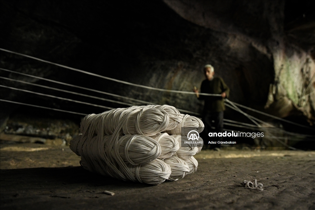 Gaziantep'te yaklaşık 60 yıldır mağarada kendir üretiyor