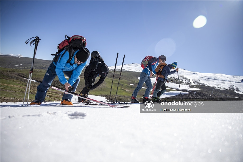 Maceraseverlerin Erzurum'un karlı zirvelerinde "dağ kayağı" keyfi