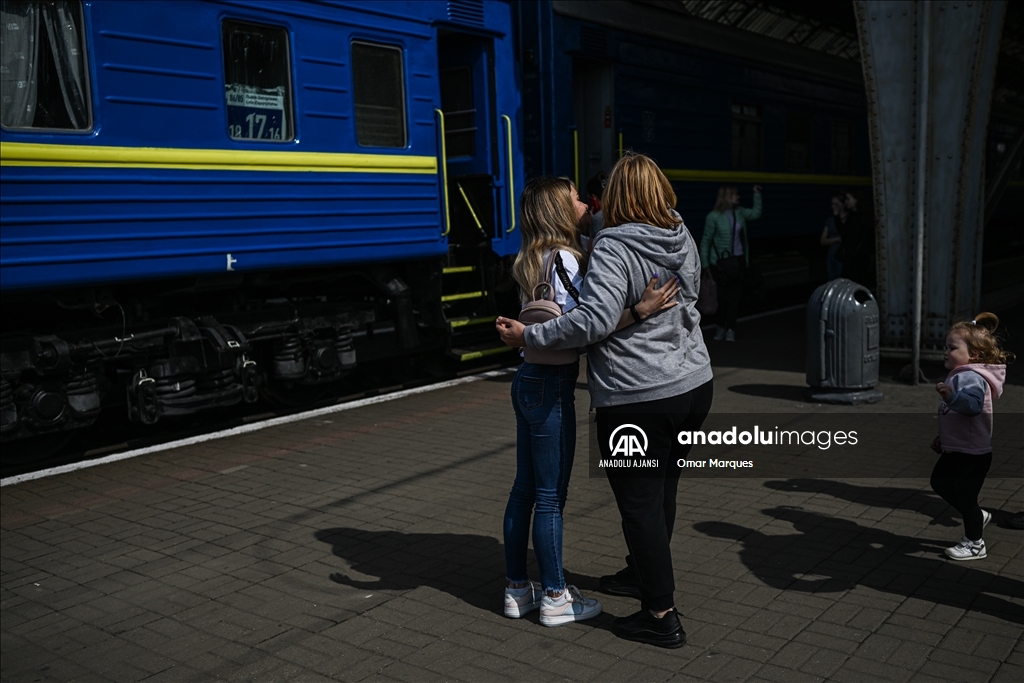 Ülkelerinden savaş nedeniyle ayrılan Ukraynalılar güvenli bölgelere geri dönüyor