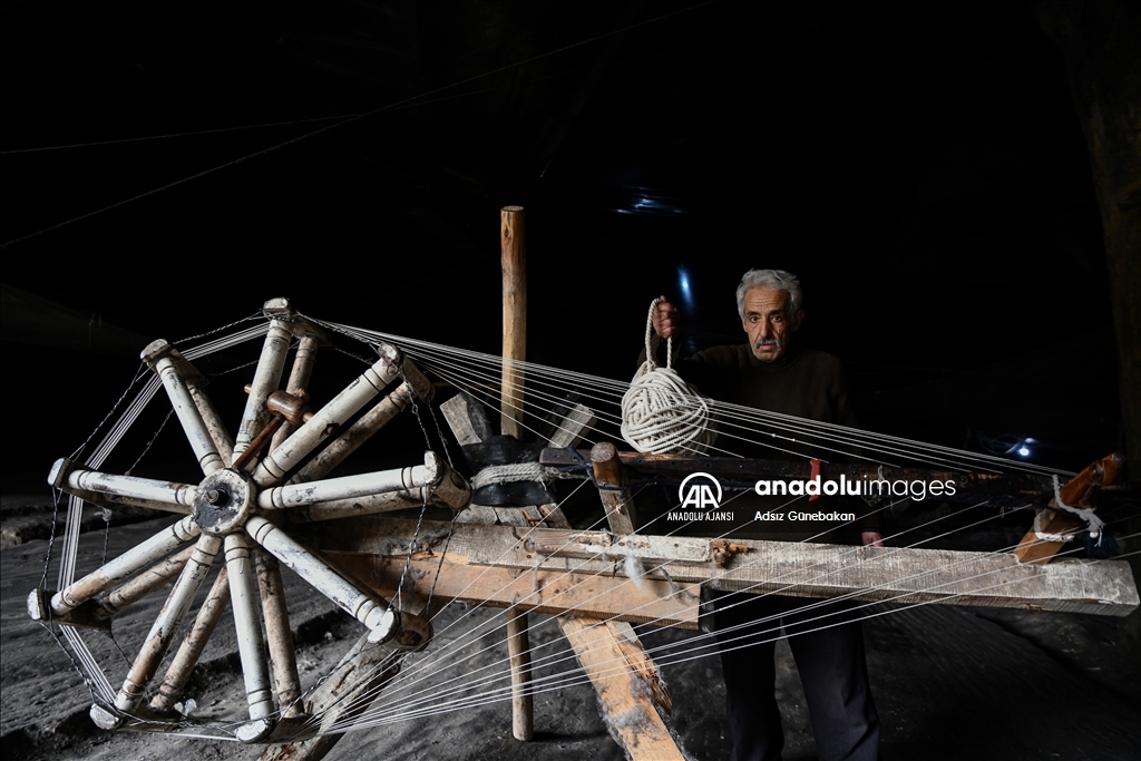 Gaziantep'te yaklaşık 60 yıldır mağarada kendir üretiyor