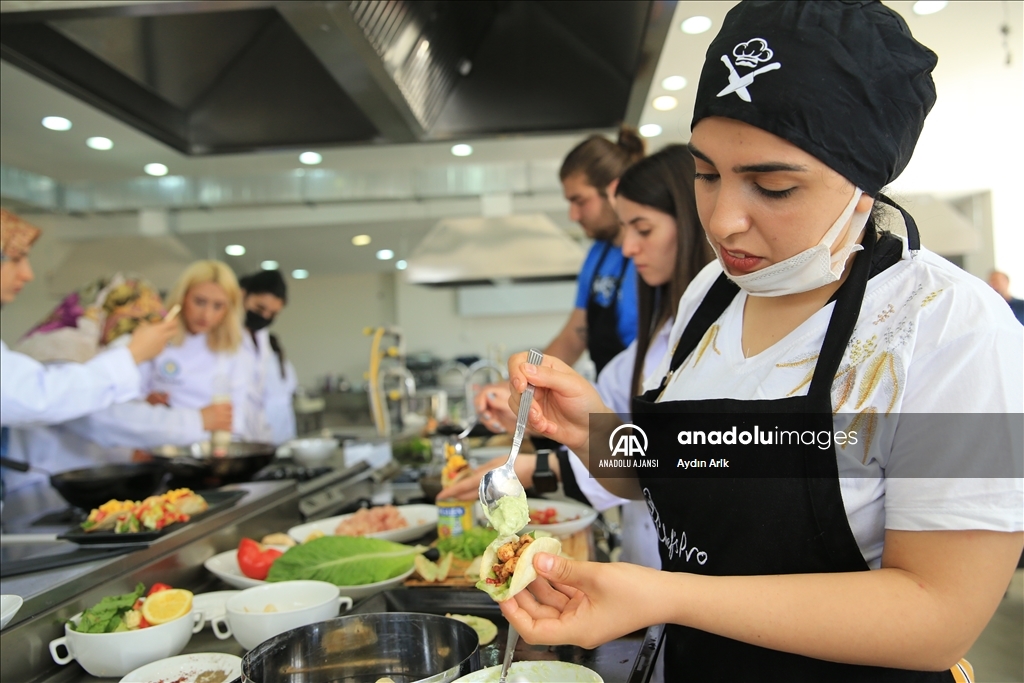 Diyarbakır'da dünya mutfağını öğrenerek iş hayatına hazırlanıyorlar