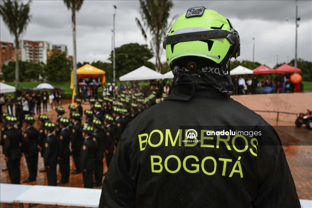 El cuerpo de Bomberos de Bogotá celebró su aniversario 127 con una 'pedida de mano' incluida 6