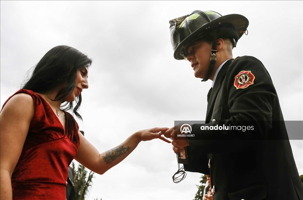 El cuerpo de Bomberos de Bogotá celebró su aniversario 127 con una 'pedida de mano' incluida