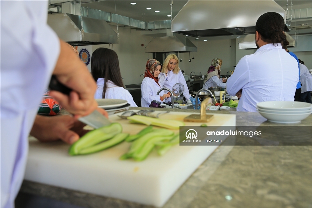 Diyarbakır'da dünya mutfağını öğrenerek iş hayatına hazırlanıyorlar