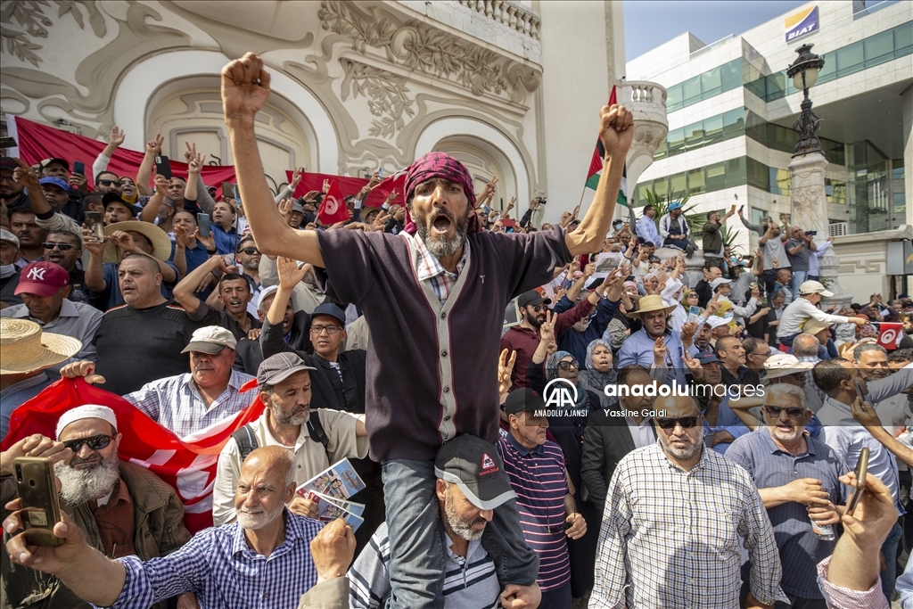 Tunus'ta binlerce kişi Cumhurbaşkanı Said'in kararlarını protesto etti