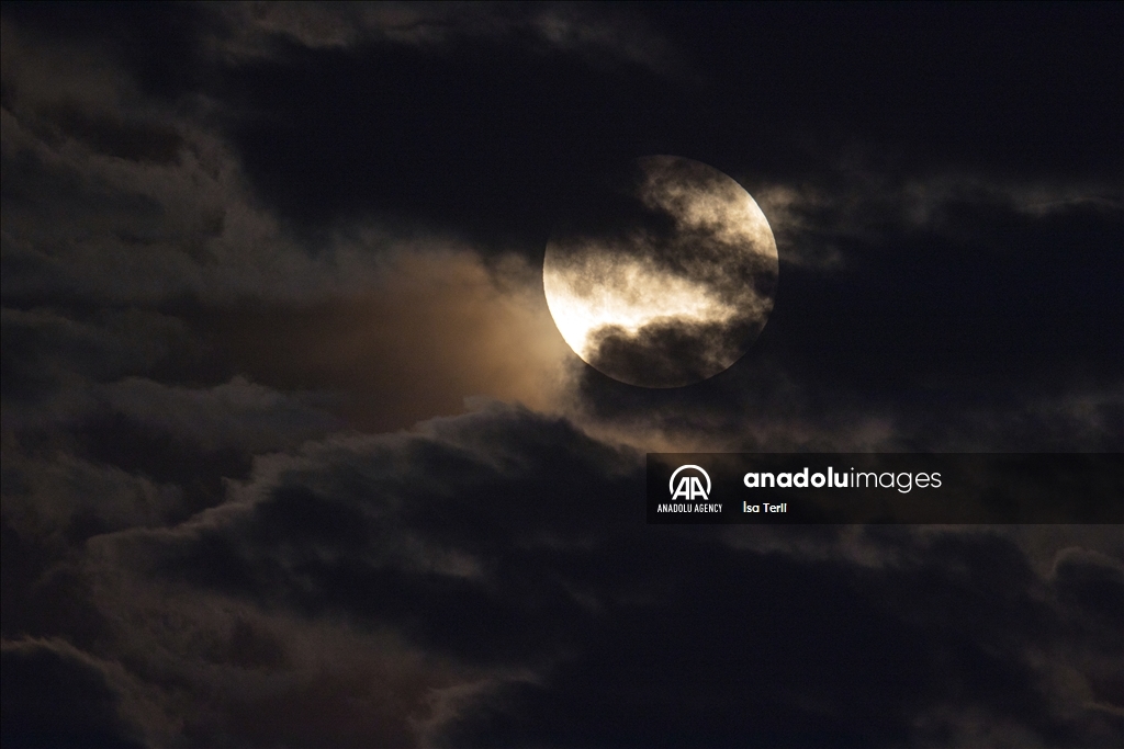 Full Moon appears over Istanbul