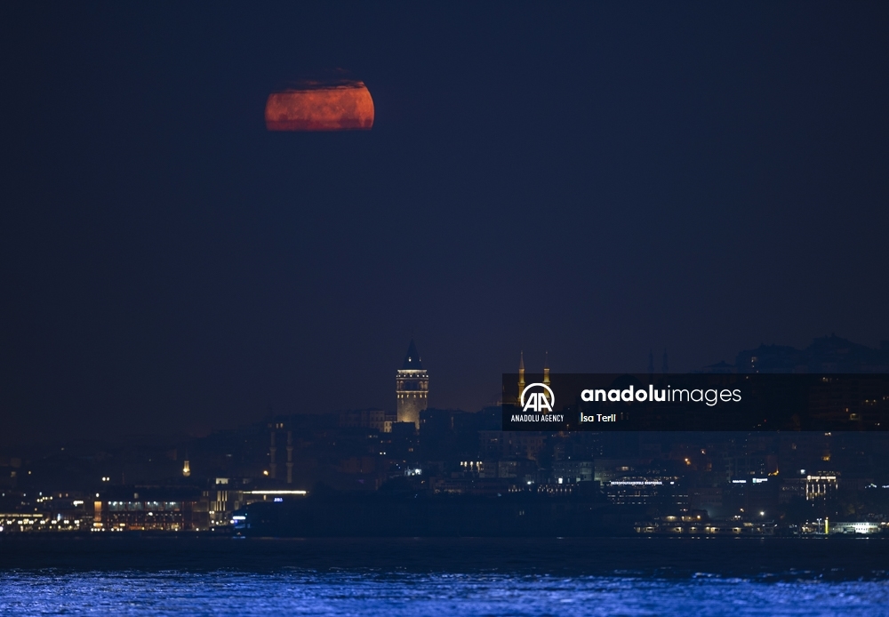 El eclipse lunar total se dejó ver en Estambul