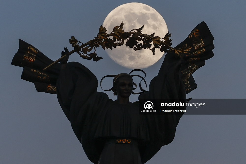 Luna Llena sobre la Plaza de la Independencia en Kiev, Ucrania
