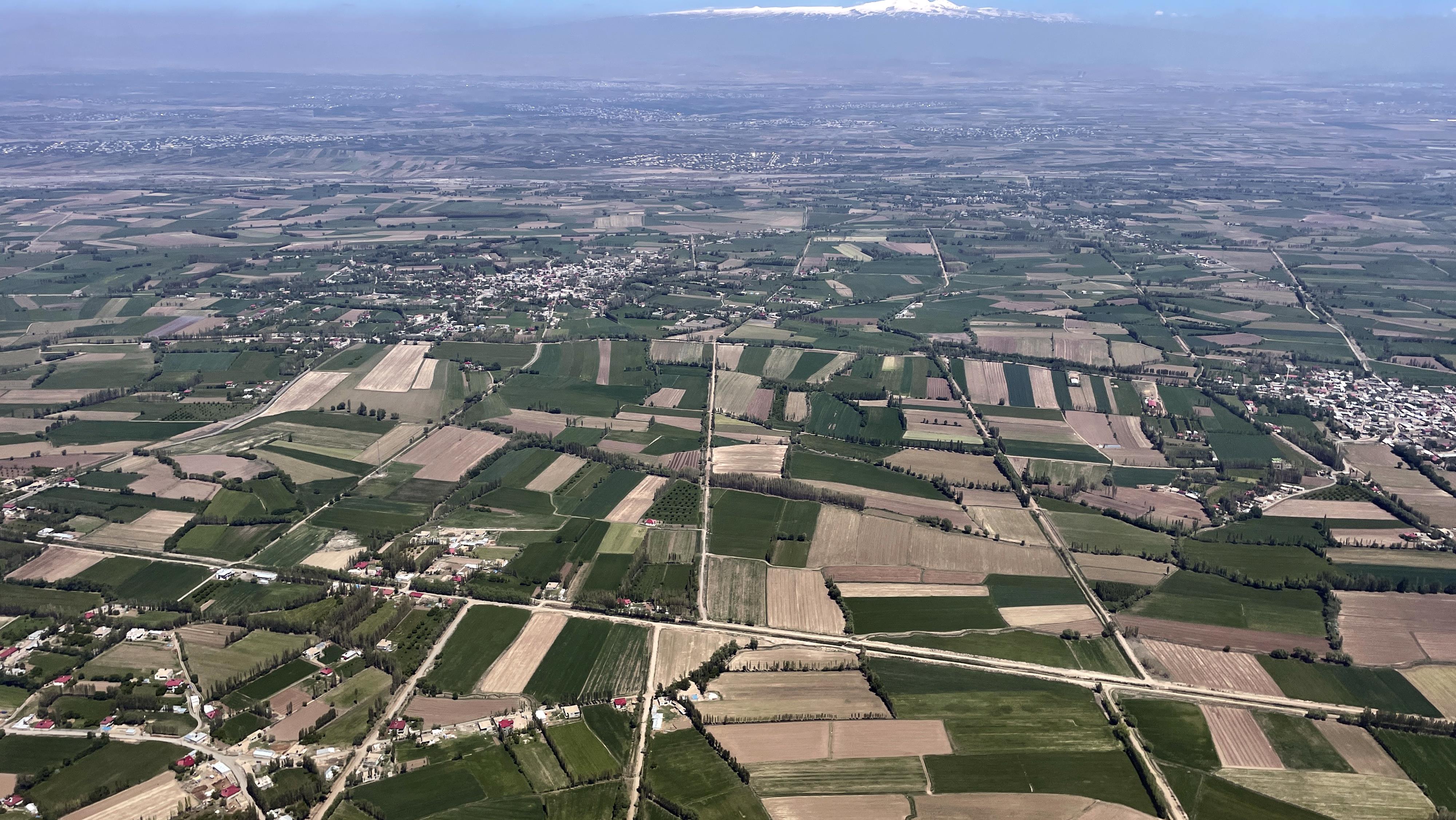 Iğdır'ın baharda yeşeren tarım arazilerinin helikopterden görüntüsü çekildi
