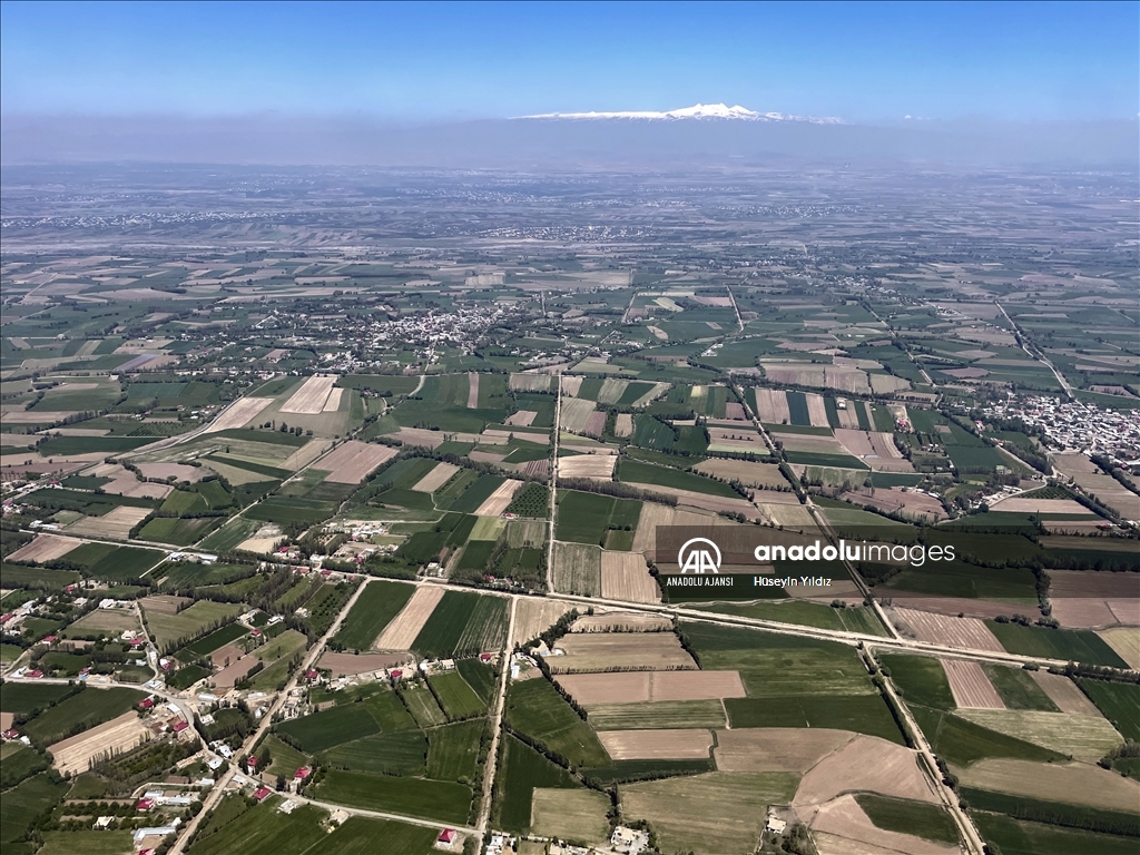 Iğdır'ın baharda yeşeren tarım arazilerinin helikopterden görüntüsü çekildi