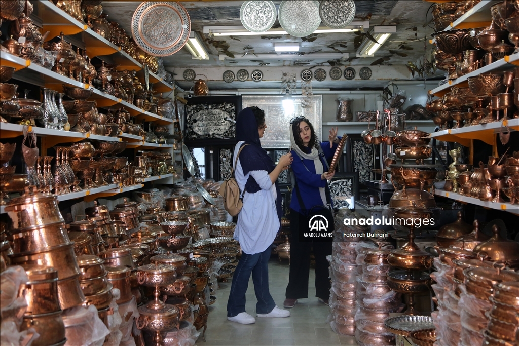 İran'da Safevi döneminden kalan bakır pazarında artık çekiç sesleri duyulmuyor