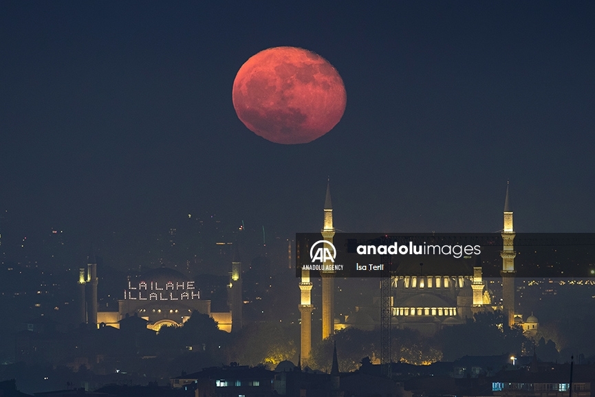 Así se vio la luna llena sobre las principales mezquitas de Estambul