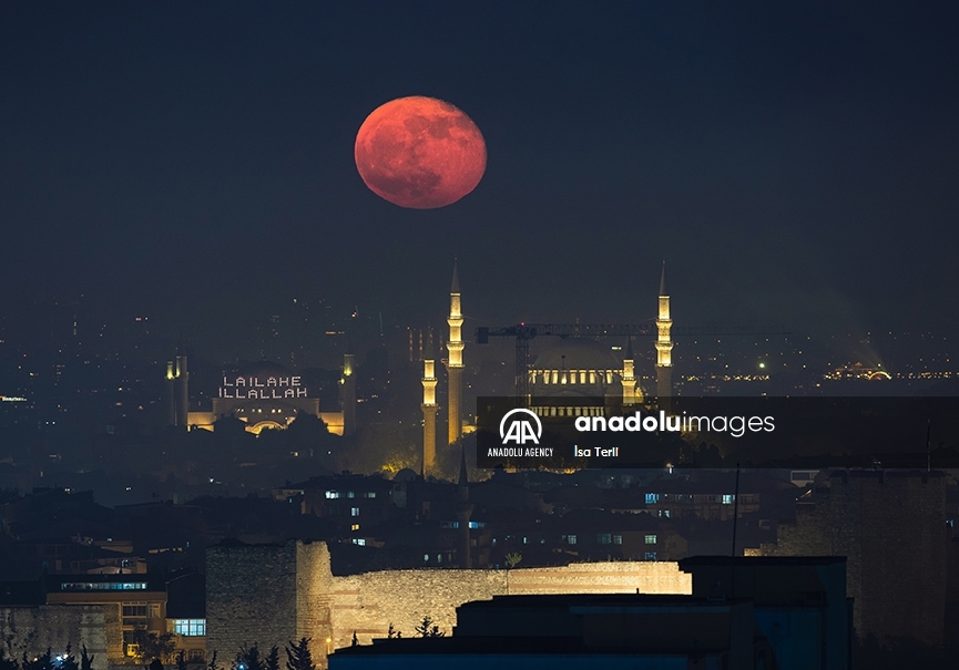 Así se vio la luna llena sobre las principales mezquitas de Estambul
