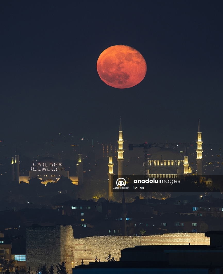 Así se vio la luna llena sobre las principales mezquitas de Estambul