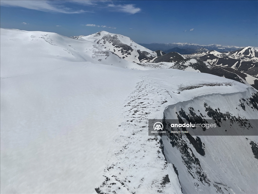 Ardahan'ın karlı zirveleri helikopterden görüntülendi