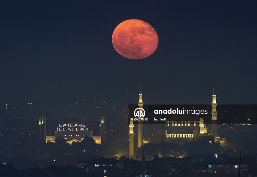 Así se vio la luna llena sobre las principales mezquitas de Estambul