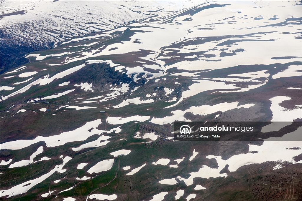 Ardahan'ın karlı zirveleri helikopterden görüntülendi
