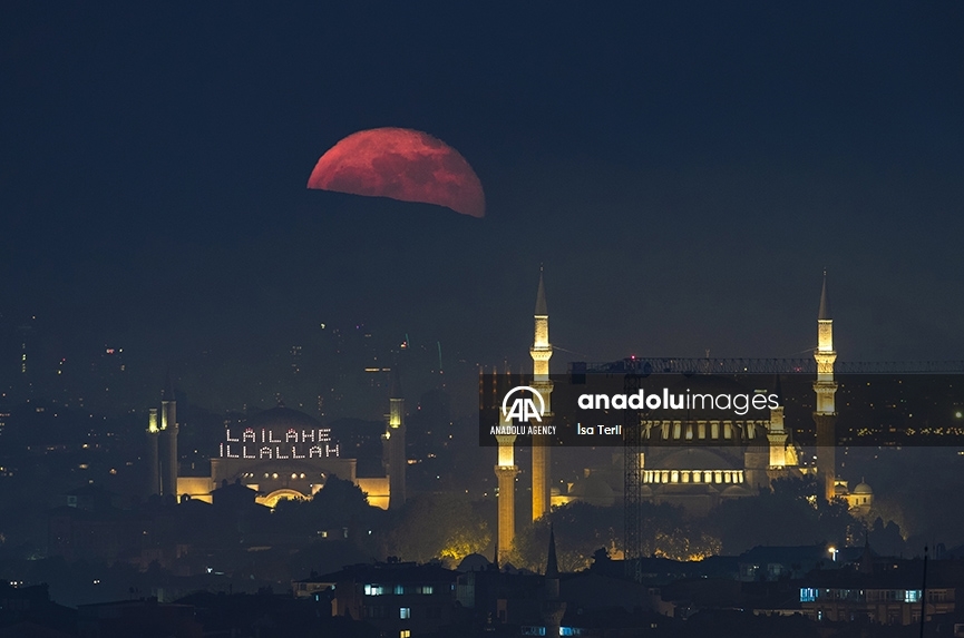 Así se vio la luna llena sobre las principales mezquitas de Estambul