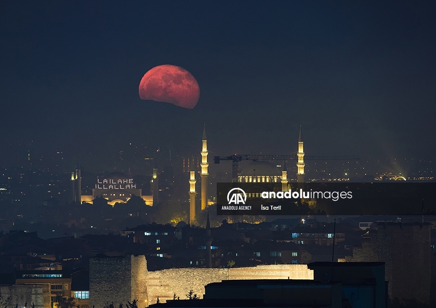 Así se vio la luna llena sobre las principales mezquitas de Estambul