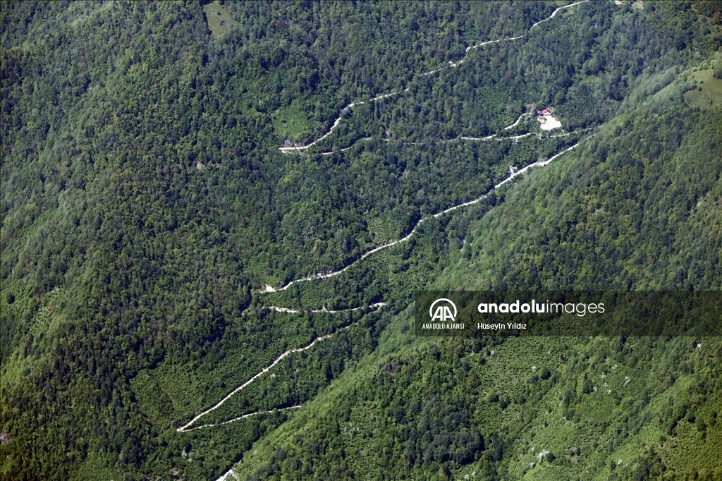 Doğu Karadeniz'in zorlu yollarının helikopterden görüntüsü çekildi