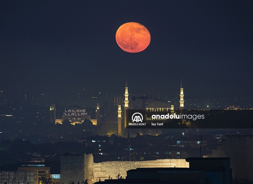 Así se vio la luna llena sobre las principales mezquitas de Estambul