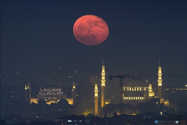Así se vio la luna llena sobre las principales mezquitas de Estambul