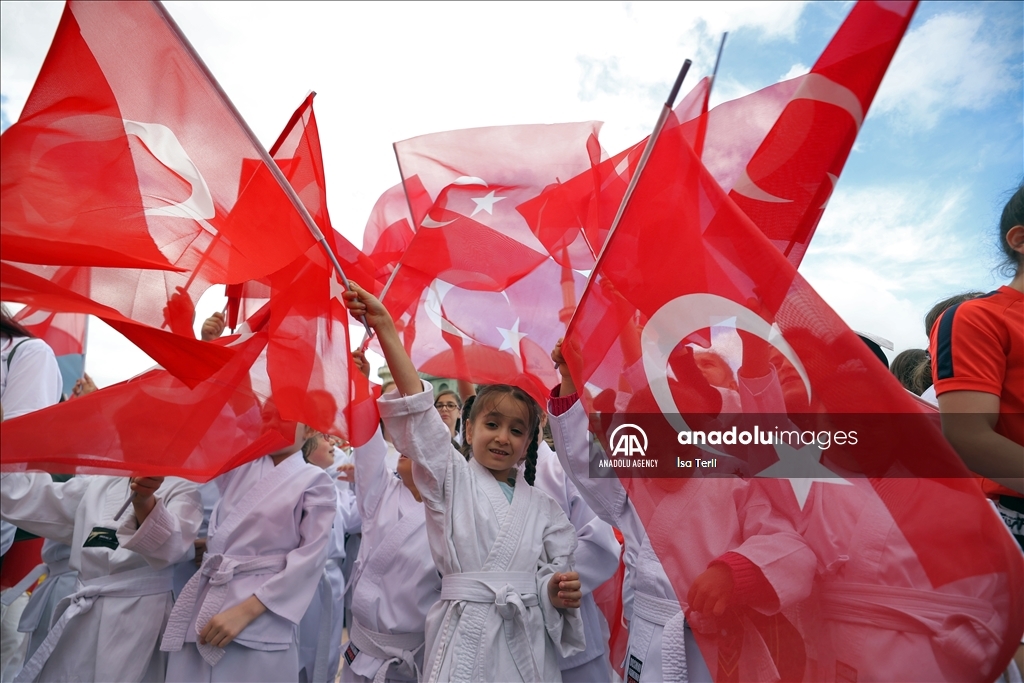 В Турции отмечается День памяти Ататюрка и праздник молодежи и спорта