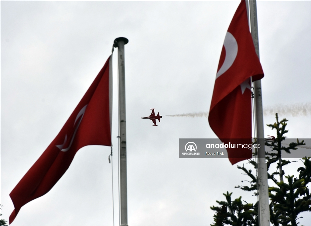 Samsun'da Türk Yıldızları ve Solo Türk gösterisi uçuşu yaptı