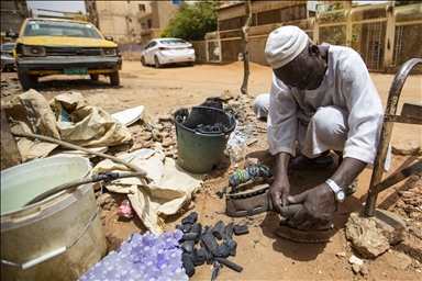 السودان.. أزمة الكهرباء تعيد البريق لمكواة الفحم