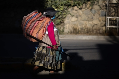 Las mujeres indígenas Aymara que trabajan para recolectar materiales de plástico en La Paz, Bolivia