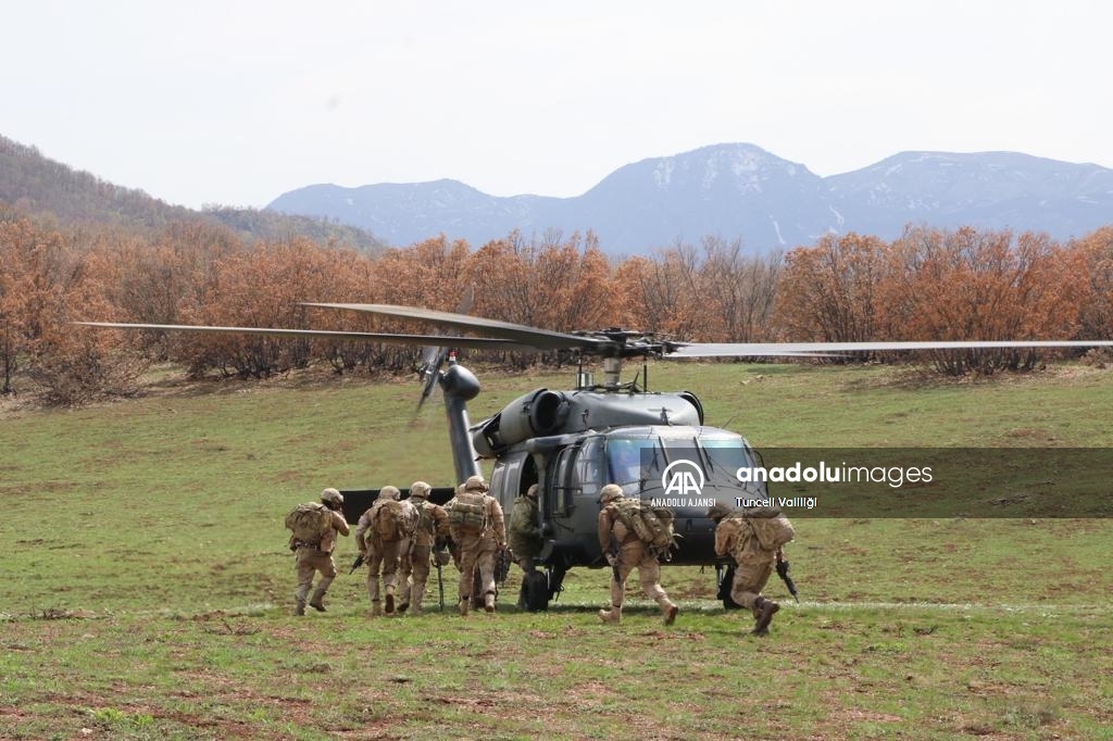 Komandolar teröristlerin barındığı Tunceli dağlarını "abluka"ya aldı