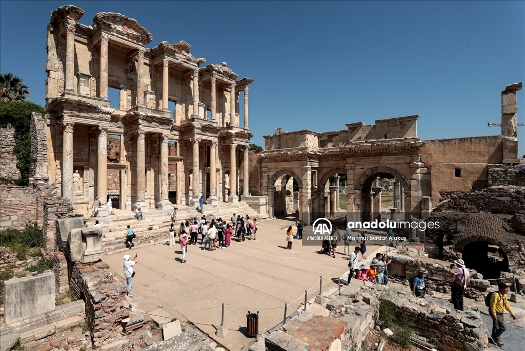 تركيا.. الرحلات البحرية تنعش السياحة في "أفس" الأثرية