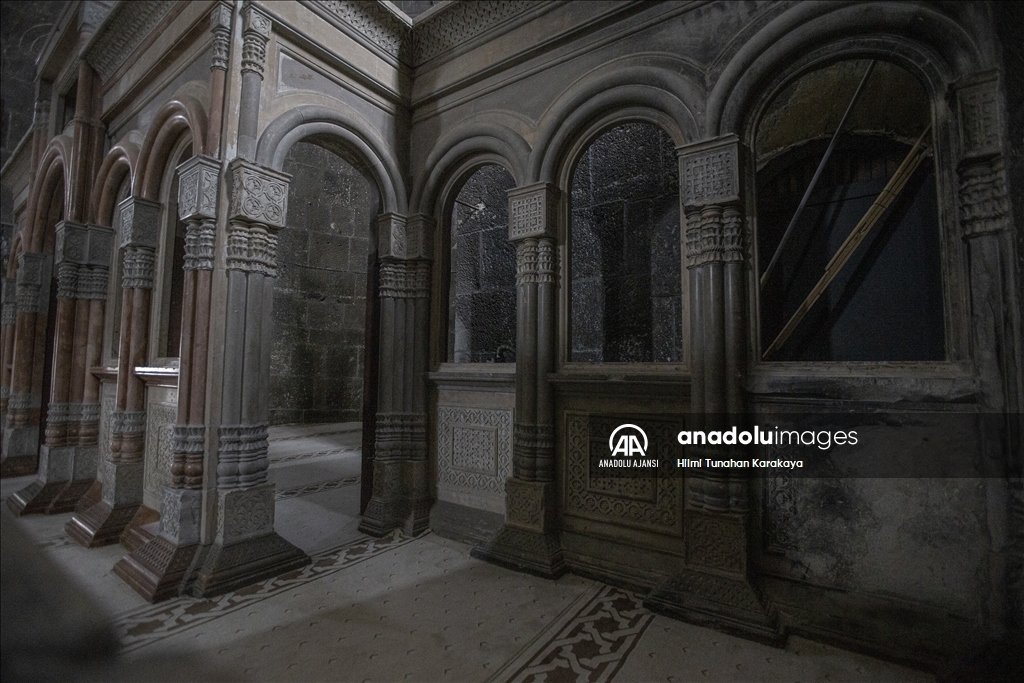 Kars'taki tarihi Kümbet Camisi, ihtişamıyla görenleri kendine hayran bırakıyor