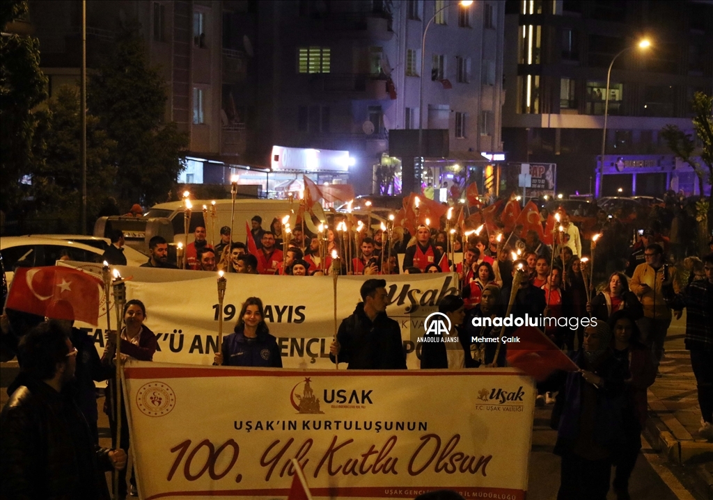 Uşak'ta "Fener Alayı ve Gençlik Yürüyüşü" gerçekleştirildi