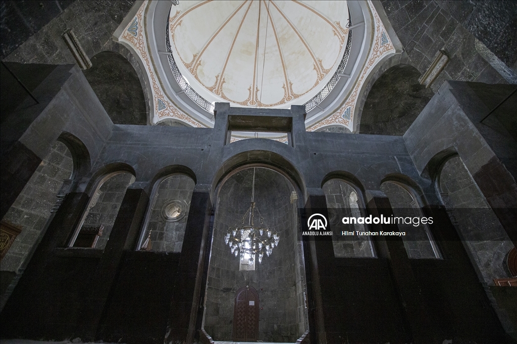 Kars'taki tarihi Kümbet Camisi, ihtişamıyla görenleri kendine hayran bırakıyor