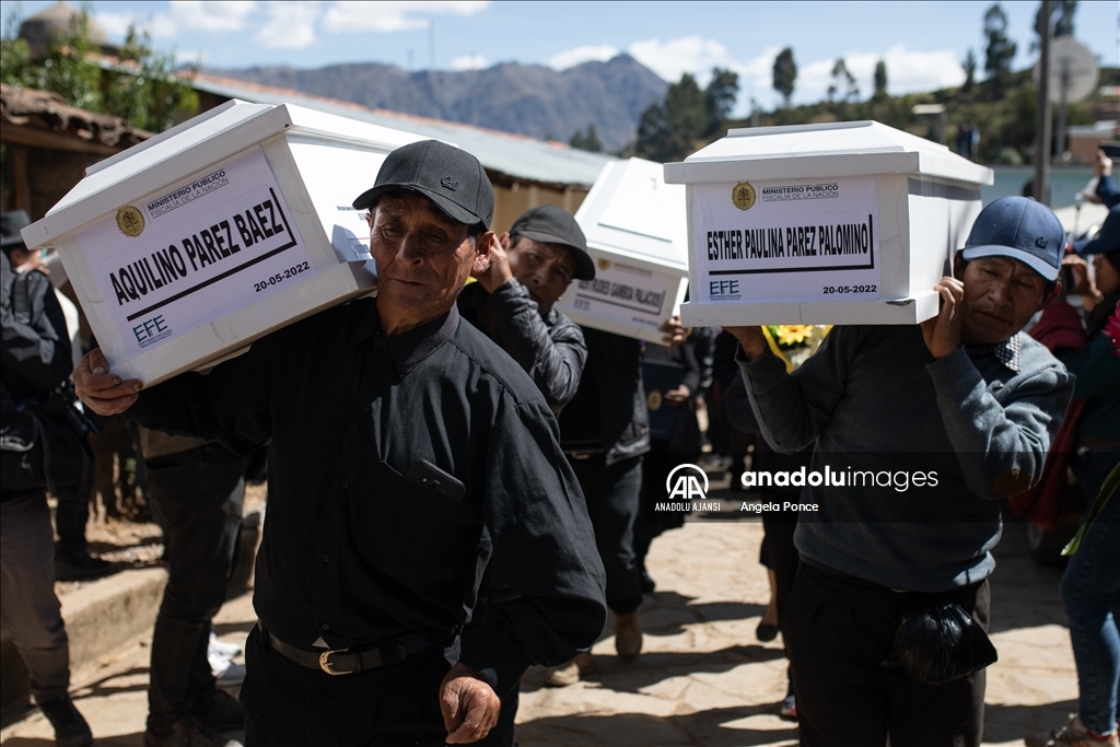 Peru kasabası 1985'teki katliamın kurbanlarını defnetti