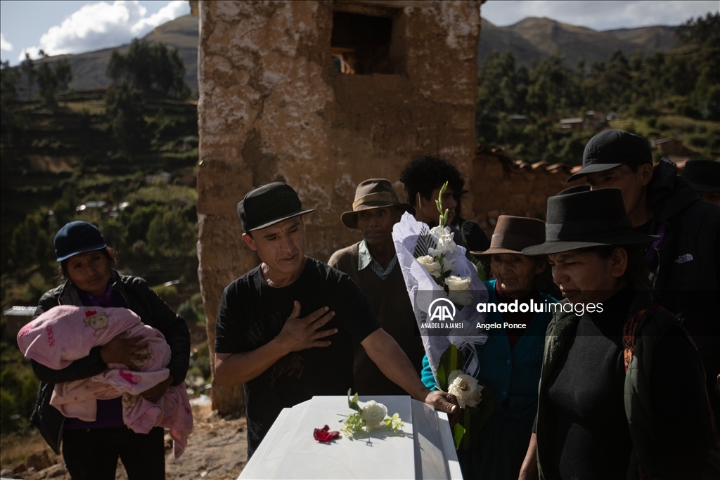 Peru kasabası 1985'teki katliamın kurbanlarını defnetti