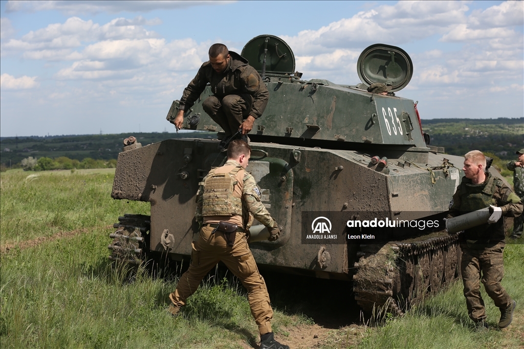 Donetsk kırsalında Rus ordusuna ait zırhlı birliklerinin ilerleyişi