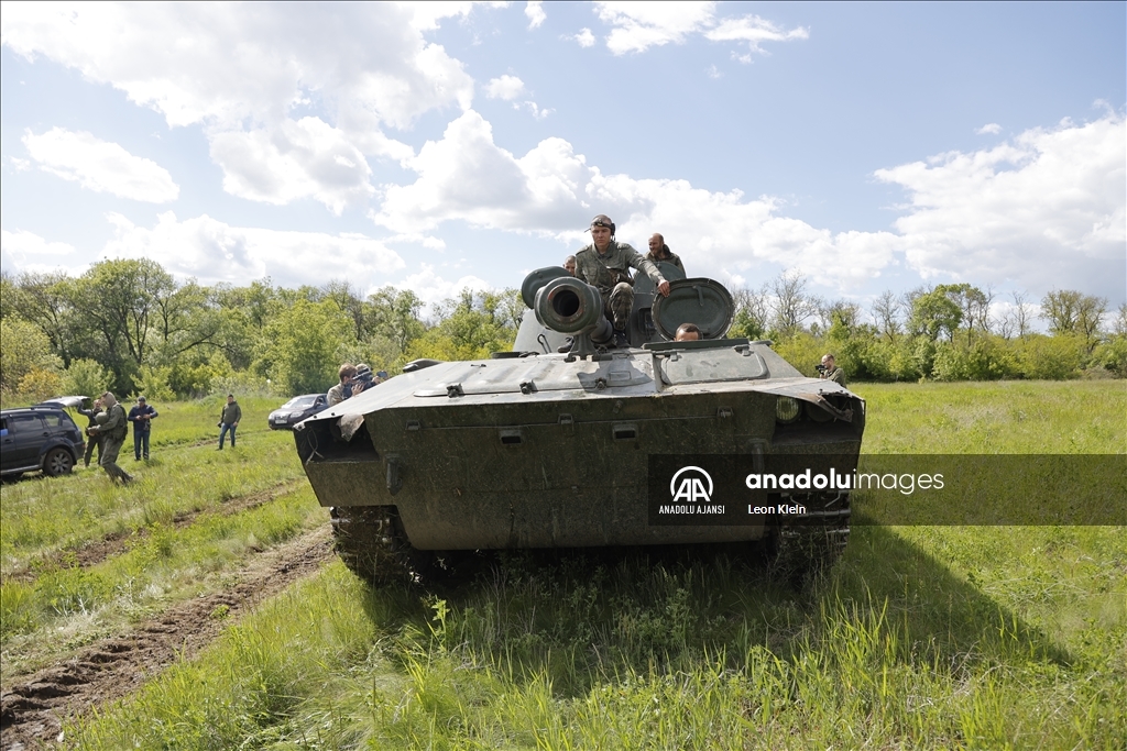 Donetsk kırsalında Rus ordusuna ait zırhlı birliklerinin ilerleyişi
