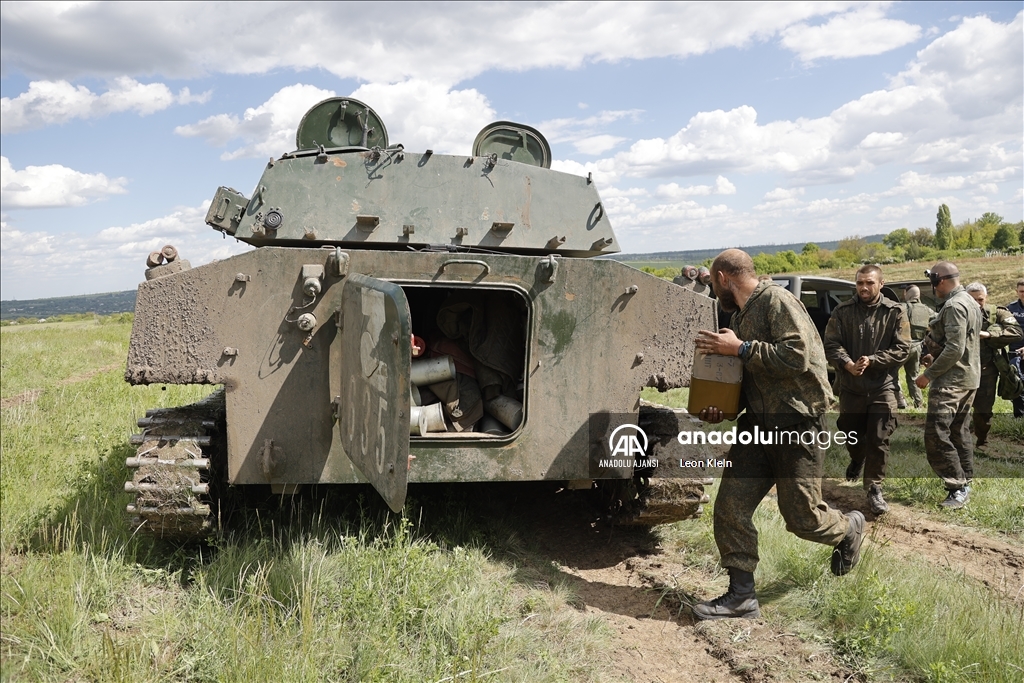 Donetsk kırsalında Rus ordusuna ait zırhlı birliklerinin ilerleyişi