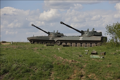 Donetsk kırsalında Rus ordusuna ait zırhlı birliklerinin ilerleyişi