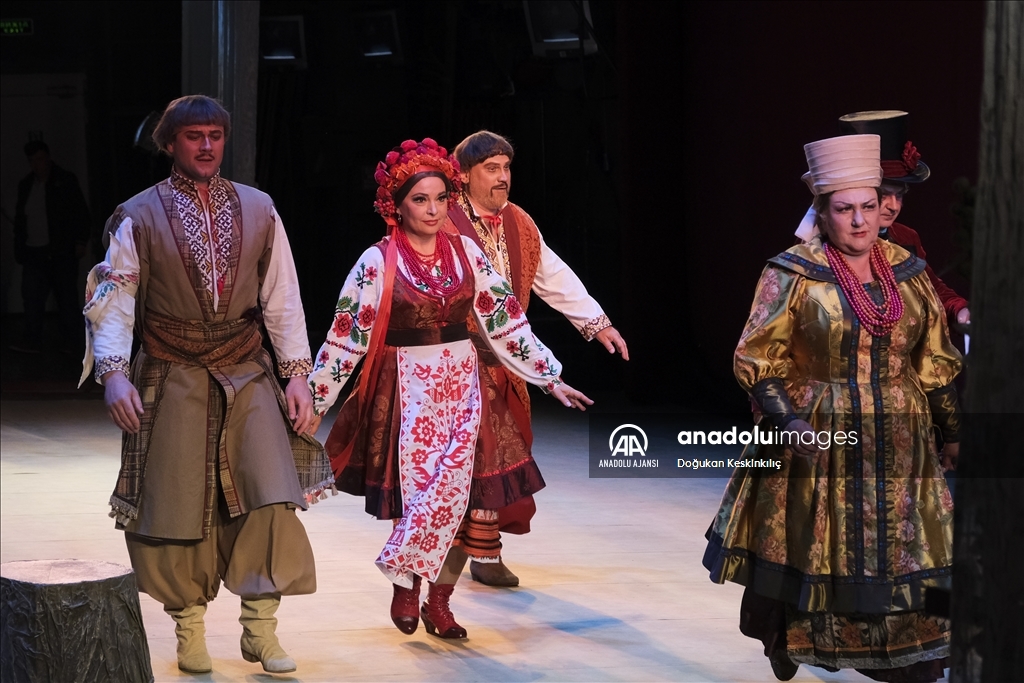 Ukrayna'nın başkenti Kiev'deki opera tiyatrosu savaşın gölgesinde faaliyete geçti