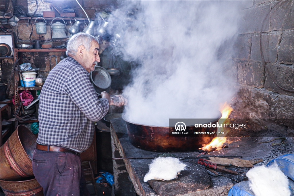 Siirt'te kalaycı Rıdvan ustanın dükkanında 60 yıldır çekiç sesi yankılanıyor
