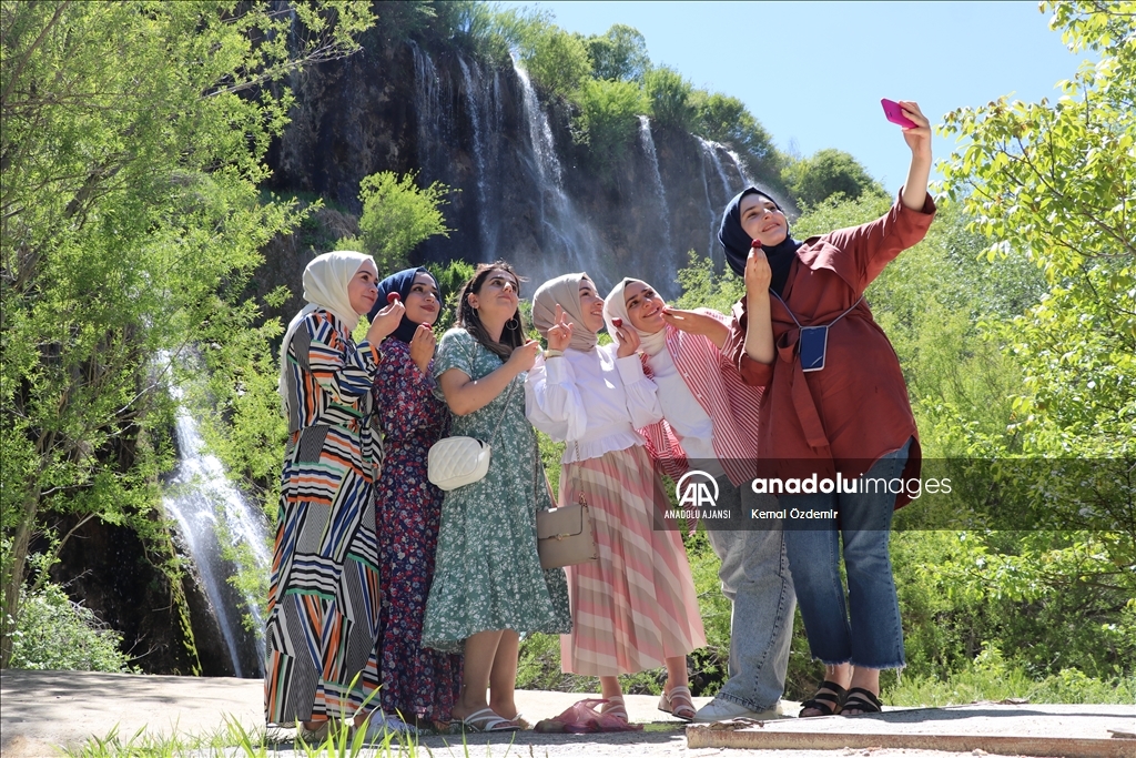 Girlevik Şelalesi ilkbaharda Doğu Anadolu turu yapanların uğrak yeri oldu