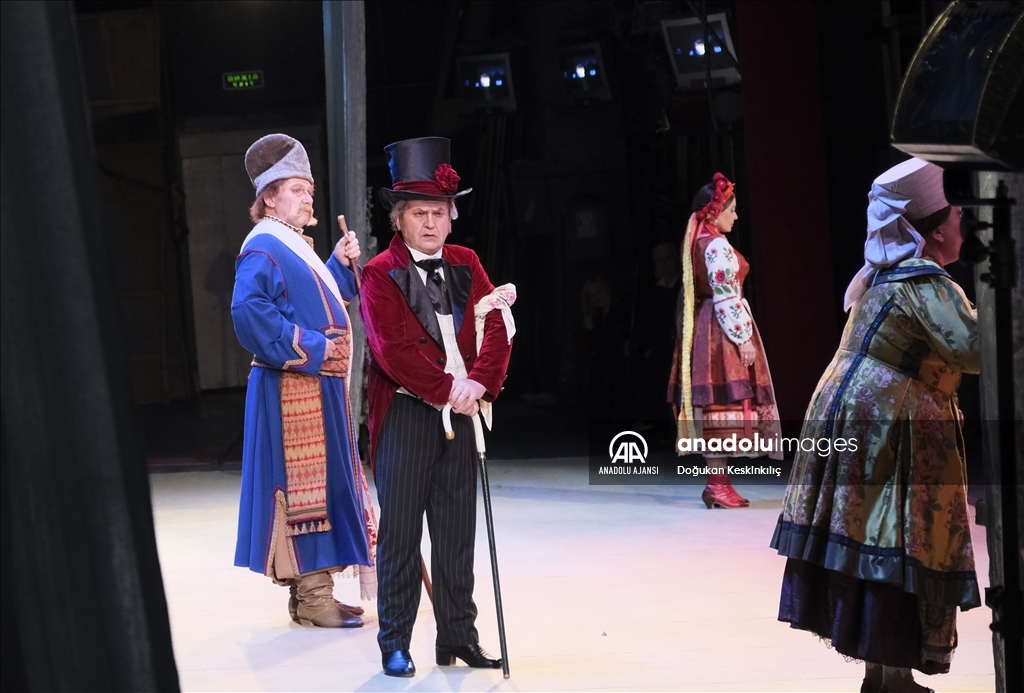 Ukrayna'nın başkenti Kiev'deki opera tiyatrosu savaşın gölgesinde faaliyete geçti