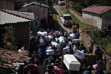 Familiares de las víctimas de la masacre de Accomarca, en Perú, realizan funeral más de 35 años después