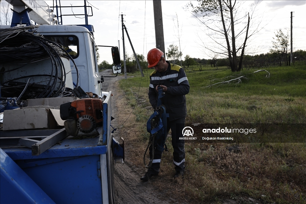 أوكرانيا.. عمال الكهرباء يعكفون على إنارة المنازل المتضررة
