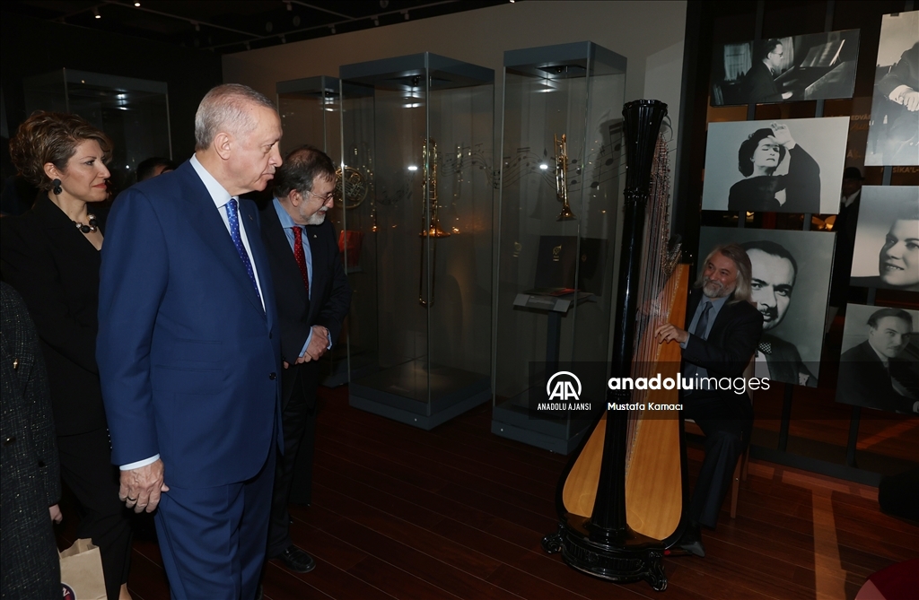 Cumhurbaşkanı Erdoğan, Türk Müziği Tarihi Sergisi'ni gezdi