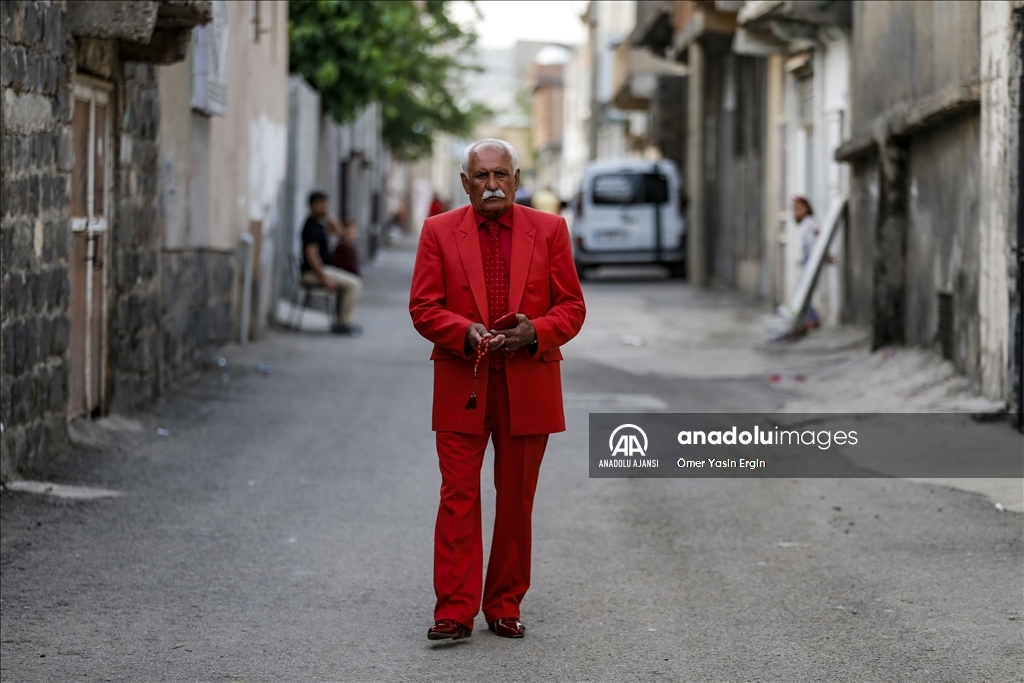 Şırnaklı 75 yaşındaki "Aziz amca" 10 yıldır rengarenk giyiniyor